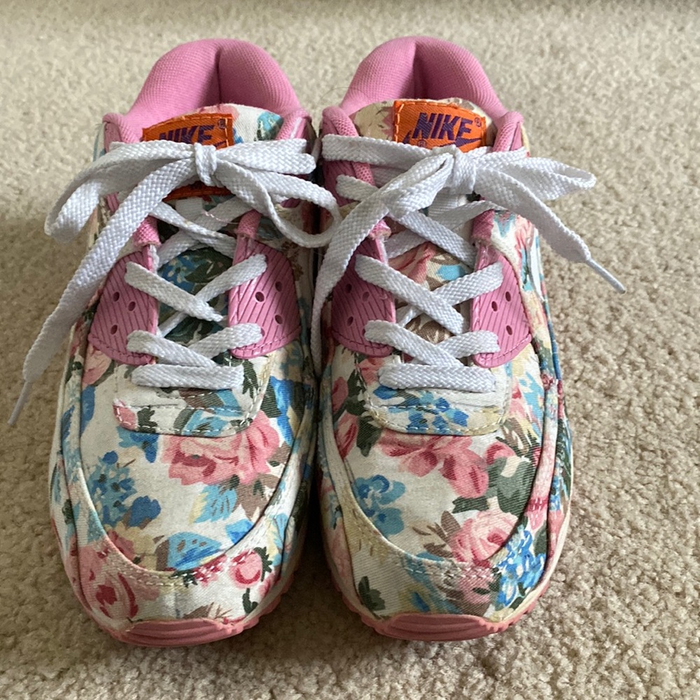 Size 8, Women’s Pink Fabric Floral Nike Air Max Shoes